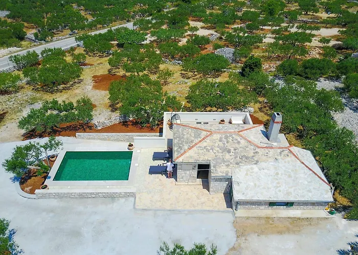 Holiday Home Bliss - Holiday Home With Outdoor Pool And Sea View St