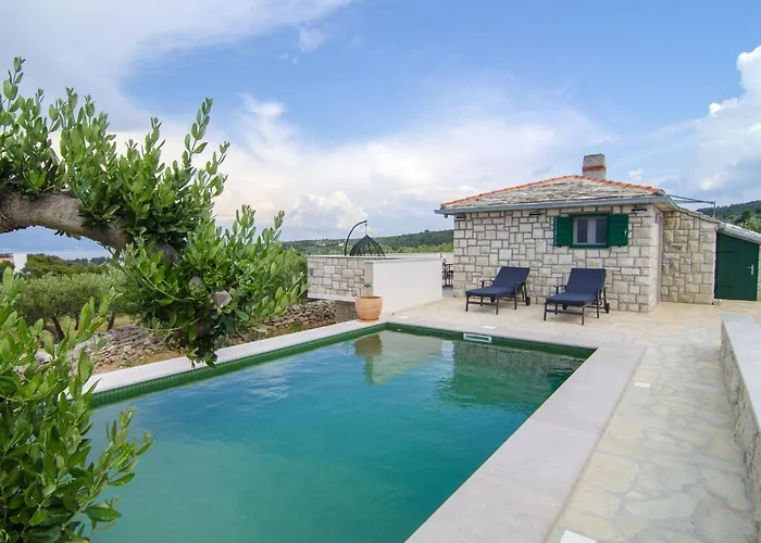 Holiday Home Bliss - Holiday Home With Outdoor Pool And Sea View St
