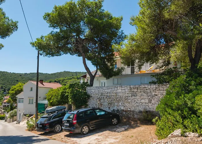 Stunning Home In Splitska - Supetar With Wifi