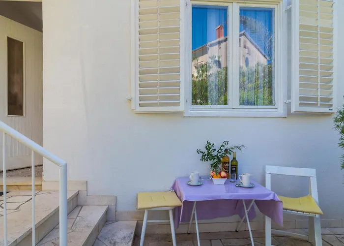 Stunning Home In Splitska - Supetar With Wifi
