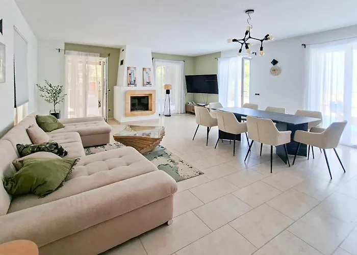 Gorgeous Home In Splitska